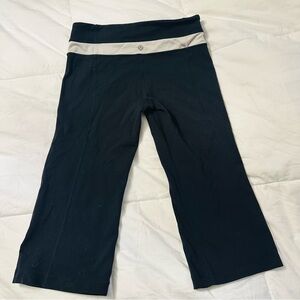 Lululemon Athletica Black and Gray Capri Cropped Leggings. Size Small